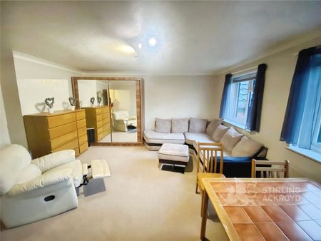 Clockhouse Road, Farnborough, Hampshire, GU14 7UA - Photo 3