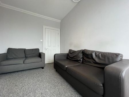 4 bedroom semi-detached house to rent - Photo 2