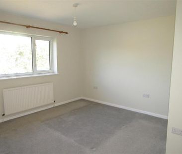 3 bedroom end of terrace house to rent - Photo 2