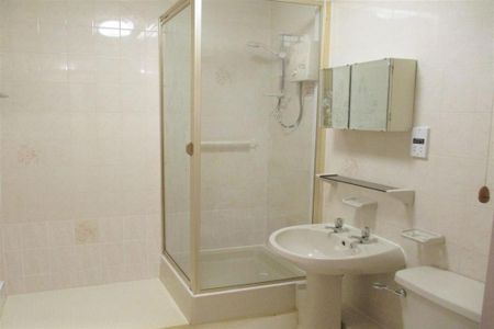 1 bedroom retirement property to rent - Photo 2