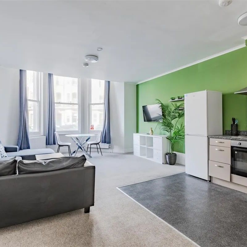 6 Bed Flat, First Avenue, BN3 - Photo 1