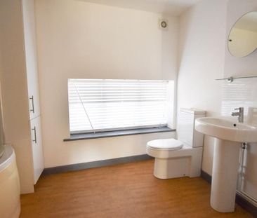 2 bedroom coach house to rent - Photo 5