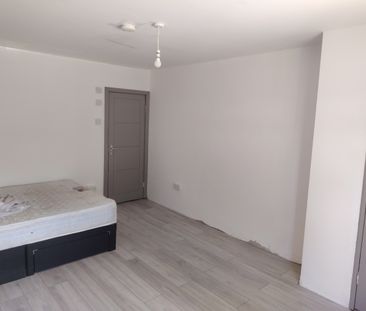 Room in a Shared House, Norbury Avenue, CR7 - Photo 1