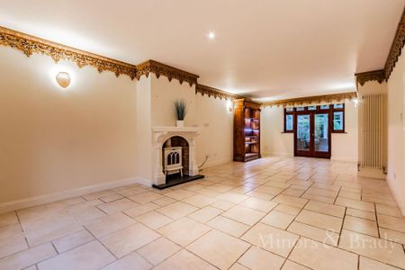 4 bedroom detached house to rent - Photo 2