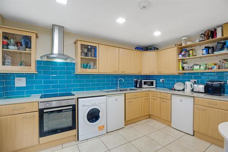 House To Let - Photo 3