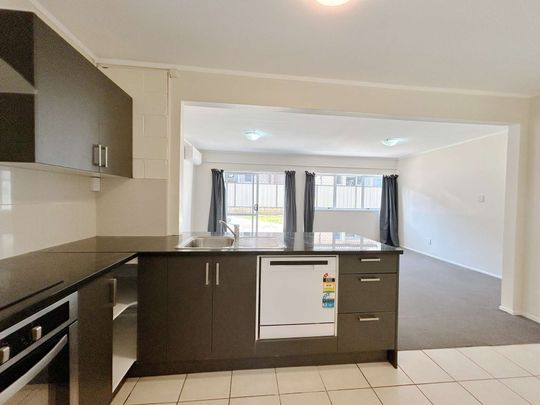 Spacious one bedroom unit plus carpark - Photo 1