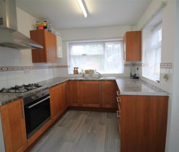 2 bedroom end of terrace house to rent - Photo 5