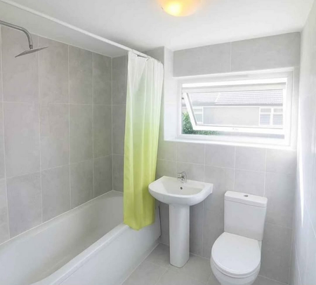 1 bedroom in a house share to rent - Photo 2