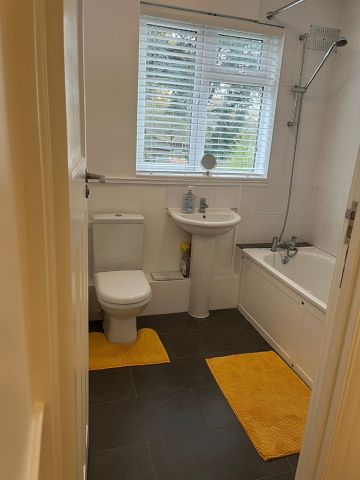 Room in a Shared House, Cheriton Drive, SE18 - Photo 3