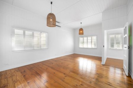 Spacious & Updated Family Home in Prime Dutton Park Location - Photo 2