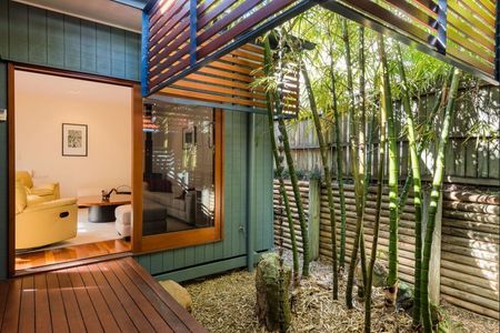 Walking to Indooroopilly state school and shopping centre, 5 bedroom with office - Photo 3