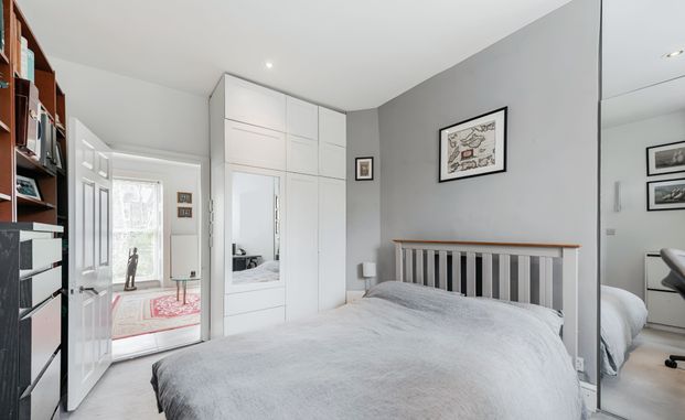 First Floor One Bedroom Flat in Converted Grade II Listed House to let in Kennington - Photo 1