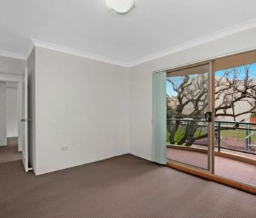 SPACIOUS OVERSIZE 3 BEDROOM APARTMENT WITH LOCK UP GARAGE - Photo 1