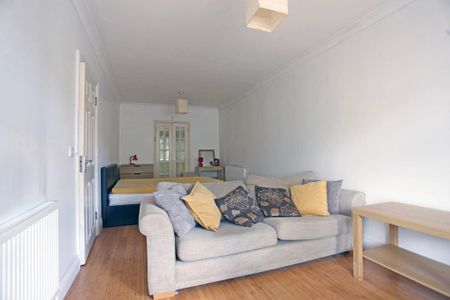 4 bedroom semi-detached house to rent - Photo 4