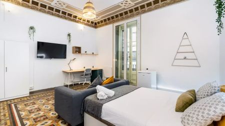 Room for rent in 8-bedroom apartment in El Born - Photo 2