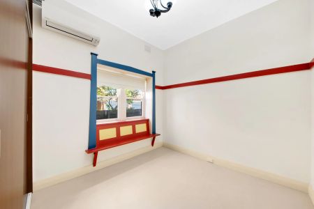 Duplex Sized, Renovated Ground Floor Apartment - Photo 3