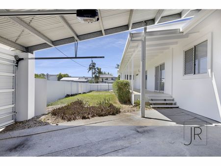 12 Poinciana Boulevard, Broadbeach Waters QLD 4218 - House For Rent | Domain - Photo 2