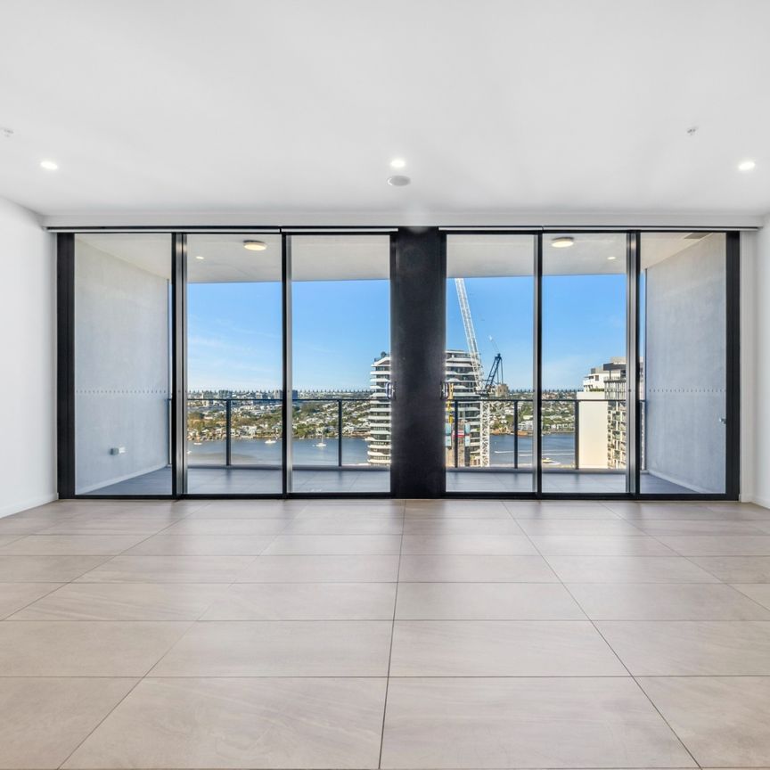3 Bedroom 2 Bathroom 2 Car Park Sub-Penthouse with River & Park Views - Photo 1