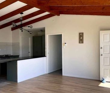 4 bedroom 2 bathroom modern living - Photo 1