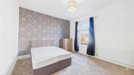 2 bedroom end of terrace house to rent - Photo 5