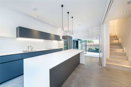 A remarkable five bedroom family home, meticulously refurbished to the highest standards - Photo 5