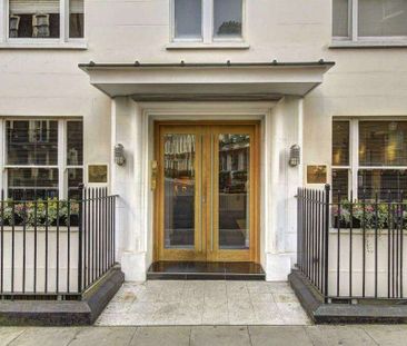 One bedroom apartment just off Berkeley Square with porter and lift. - Photo 1