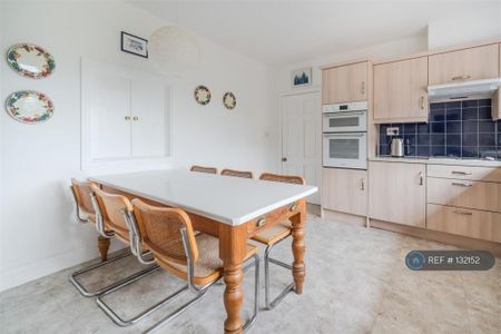 5 bedroom detached house to rent - Photo 3