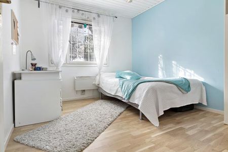 VILLA UTHYRES I UPPLANDS VÄSBY - Photo 4