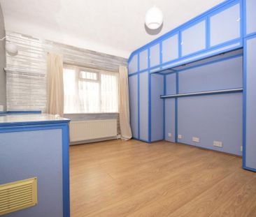 4 bedroom semi-detached house to rent - Photo 4