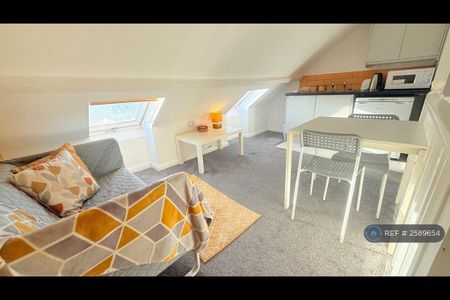 1 bedroom in a house share to rent - Photo 2