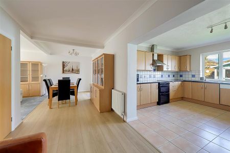 3 bedroom detached bungalow to rent - Photo 4