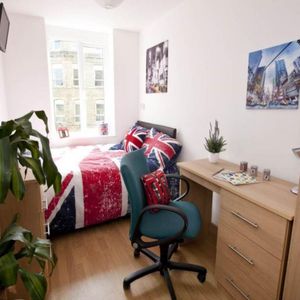 1 bedroom in a flat share to rent - Photo 2
