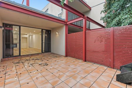 Stylish 1-Bedroom Studio apartment in the heart of Huntingdale - Photo 2