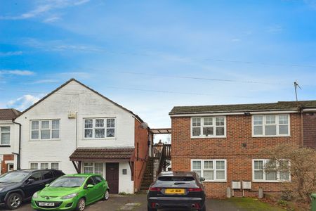 Howards Grove, SO15 - Photo 2