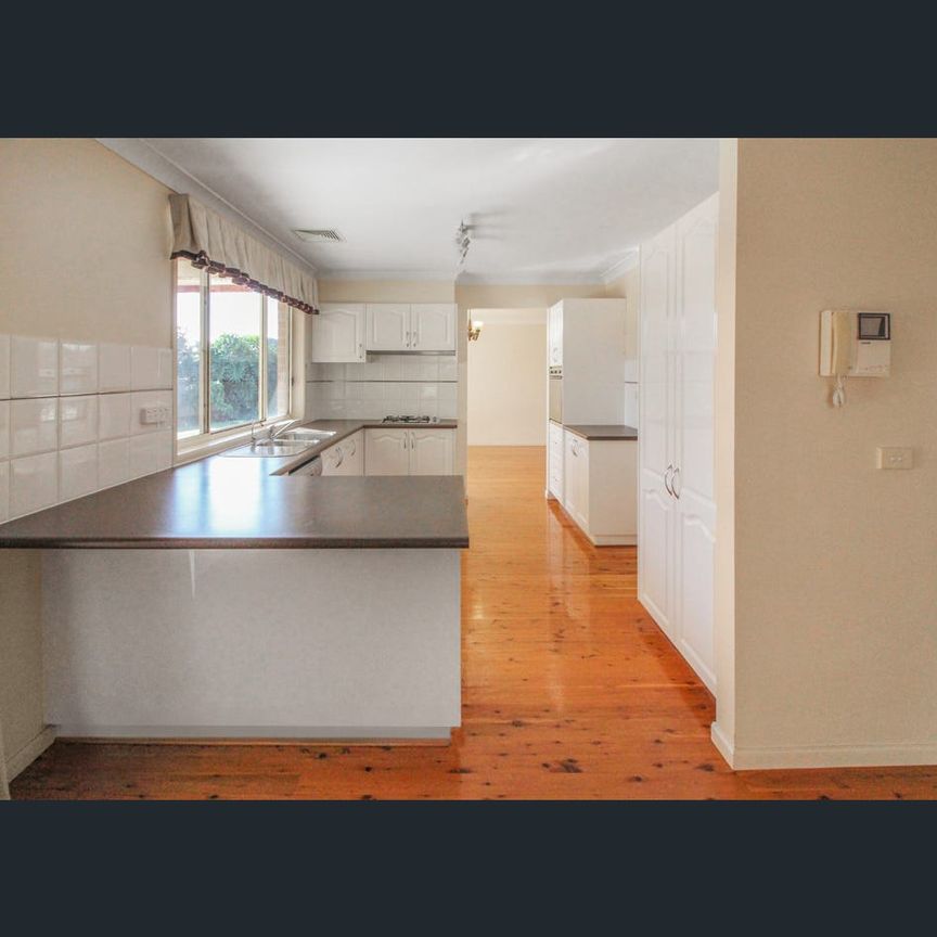 Modern Family Living in Kellyville Ridge - Photo 1