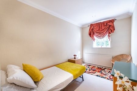 3 bedroom flat to rent - Photo 3