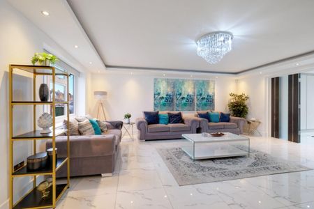 5 bedroom detached house to rent - Photo 3