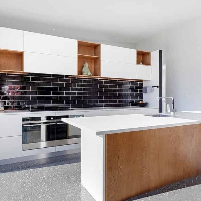 Stunning Fully Furnished Executive Extra Large Family Home in Superb Location! - Photo 1