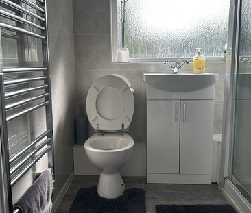 1 bedroom in a house share to rent - Photo 2