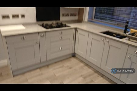 3 bedroom end of terrace house to rent - Photo 4