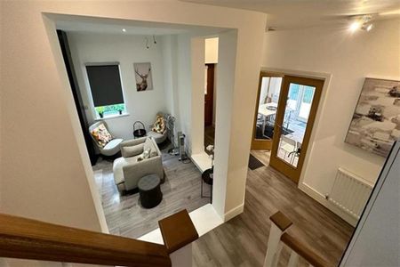 4 bedroom end of terrace house to rent - Photo 2