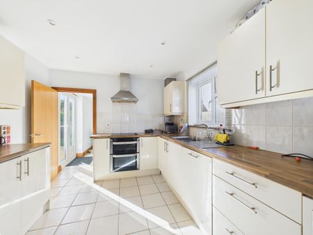 3 bedroom semi-detached house to rent - Photo 5