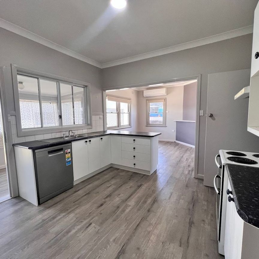 Charming 3-Bedroom House in West Tamworth - Photo 1