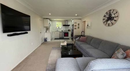 Charming 2-Bedroom Family Home in Manurewa - Photo 2