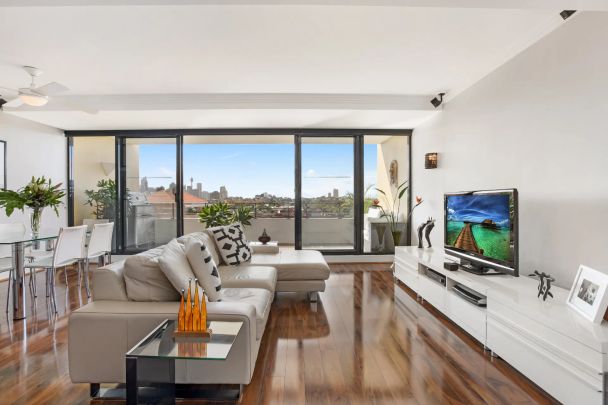 Conveniently located apartment with city skyline views - Photo 1