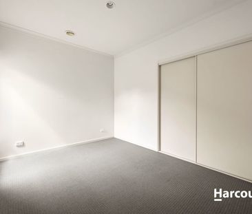 Comfortable Living in the Heart of Lakeside - Photo 3