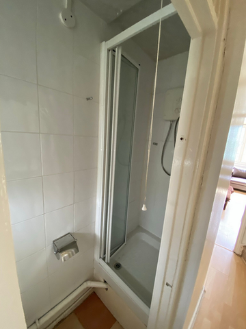 1 bedroom in a flat share to rent - Photo 3