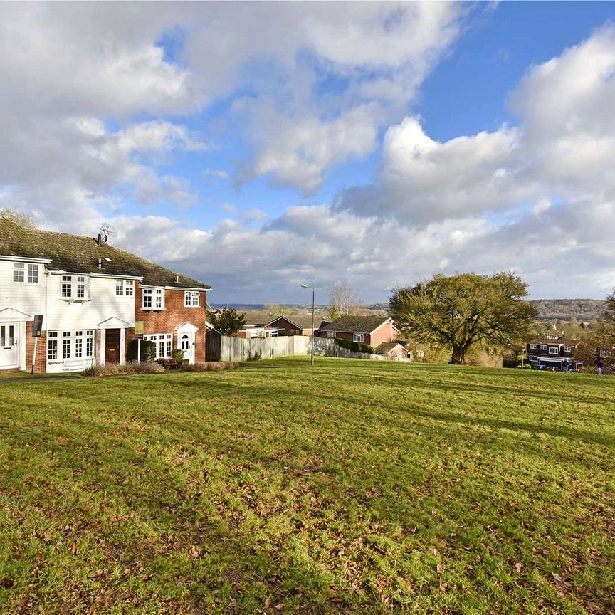 A beautifully presented three bedroom mid-terrace home close to Spinfield School. - Photo 1