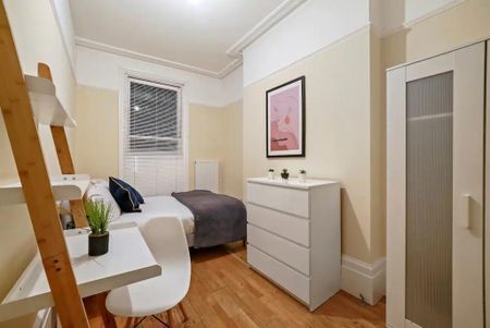 1 bedroom in a house share to rent - Photo 2