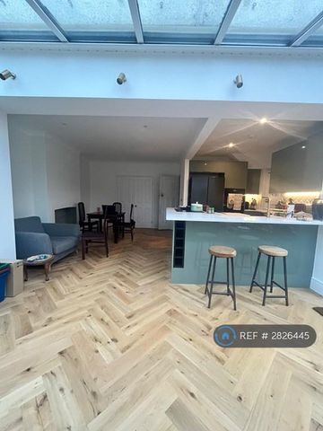 1 bedroom in a house share to rent - Photo 2